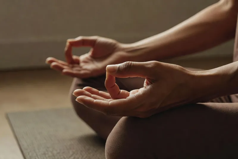 Mains en mudra dhyana pendant la méditation assise, pleine conscience pour débutants
